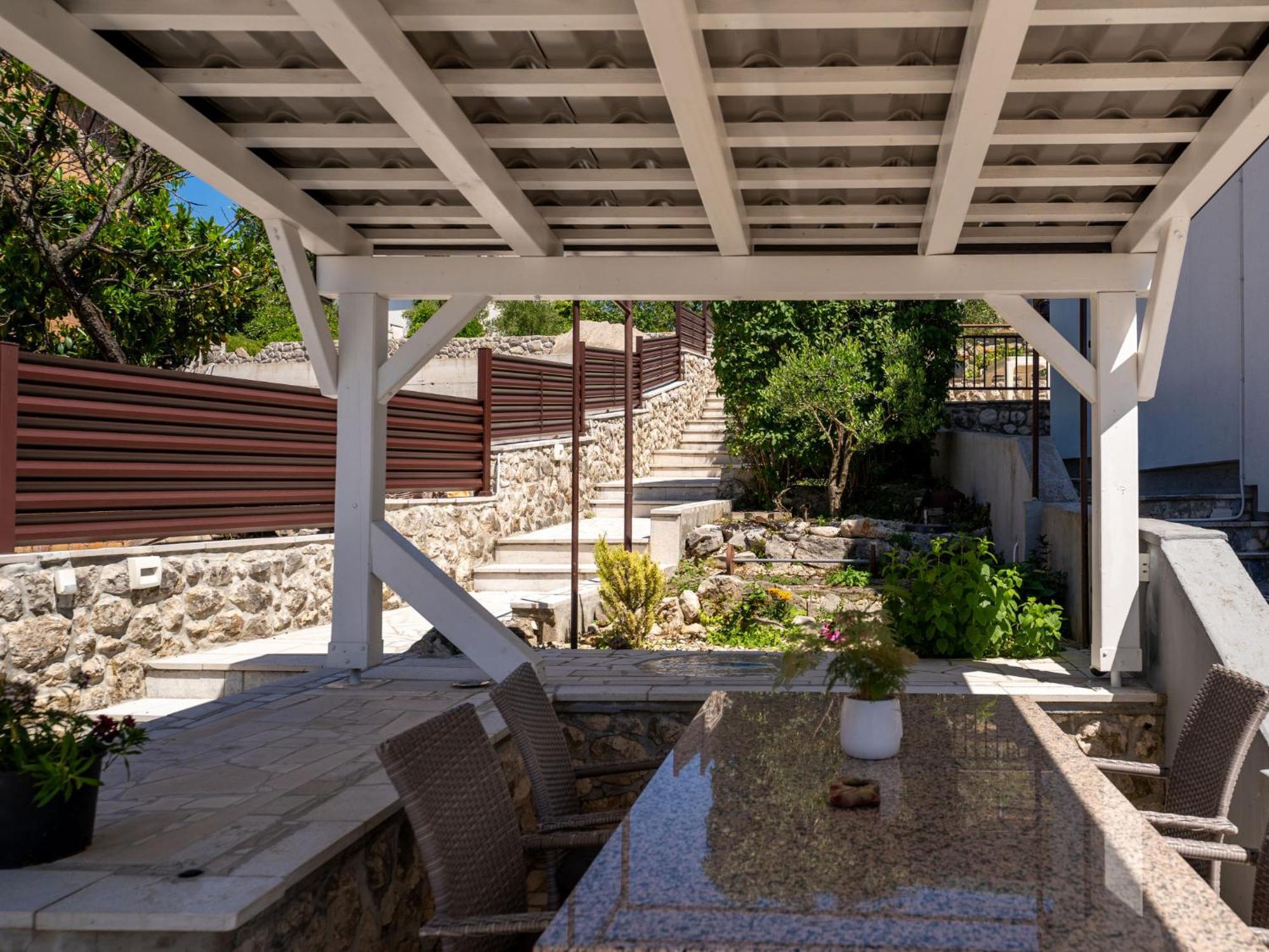 Apartment Albaneze Njivice Exterior foto